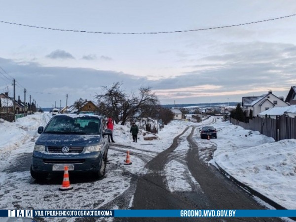 В Новогрудке на узкой улице не разъехались две легковушки