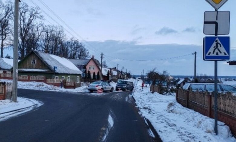 В Новогрудке на узкой улице не разъехались две легковушки