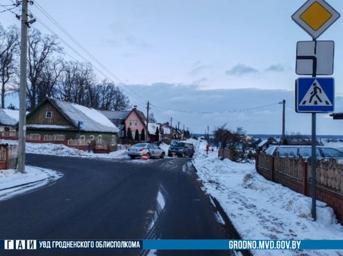 В Новогрудке на узкой улице не разъехались две легковушки