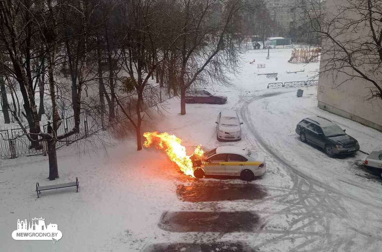 В Гродно на парковке вспыхнула машина такси