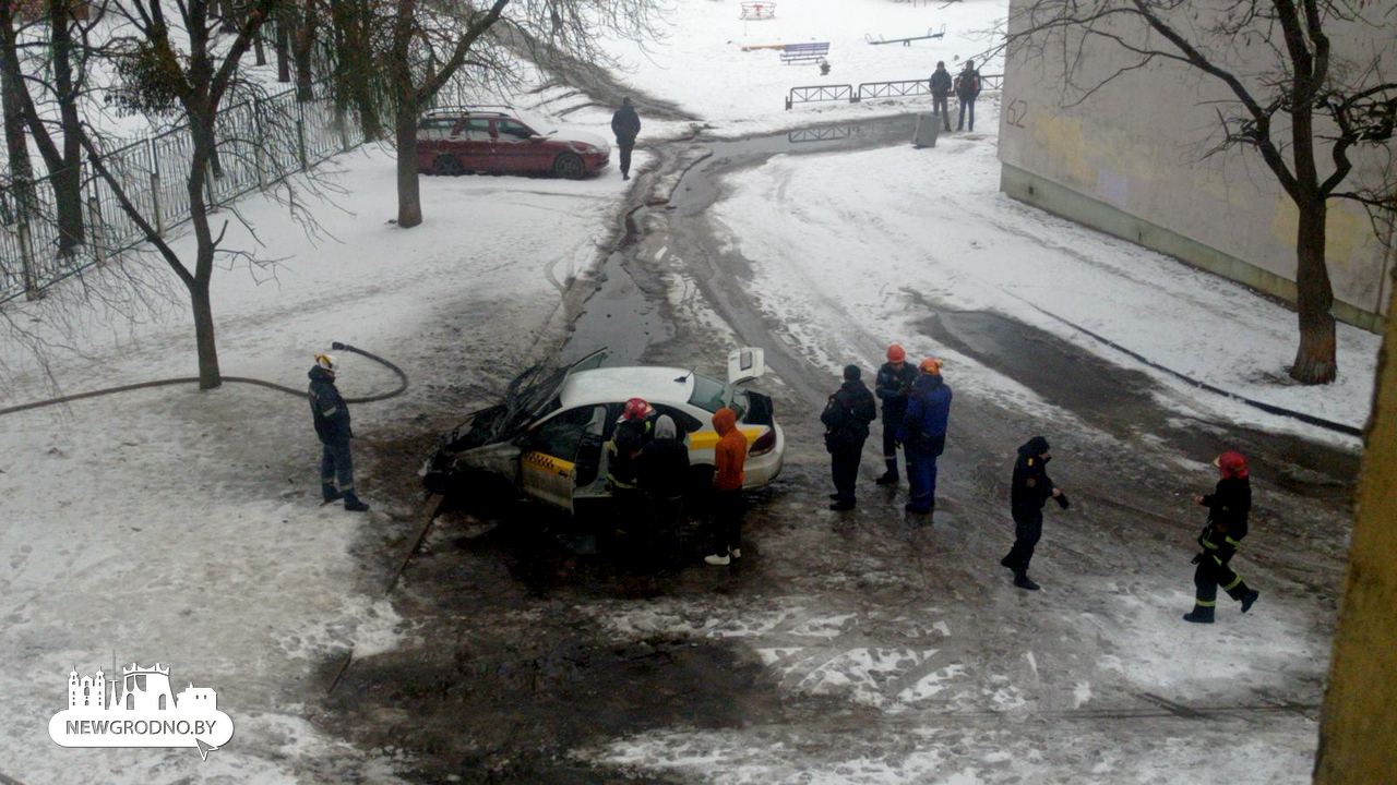 В Гродно на парковке вспыхнула машина такси
