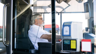 Нужно ли стучаться к водителю