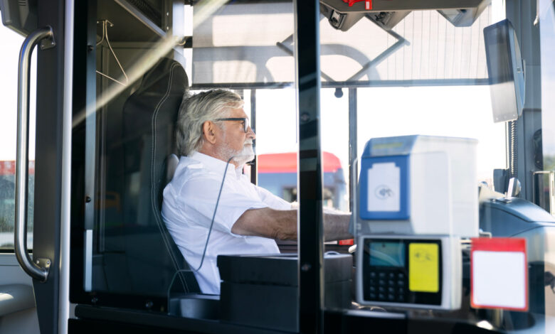 Нужно ли стучаться к водителю