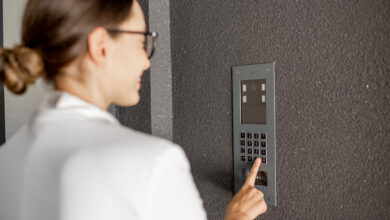 Незнакомцы ходят по квартирам