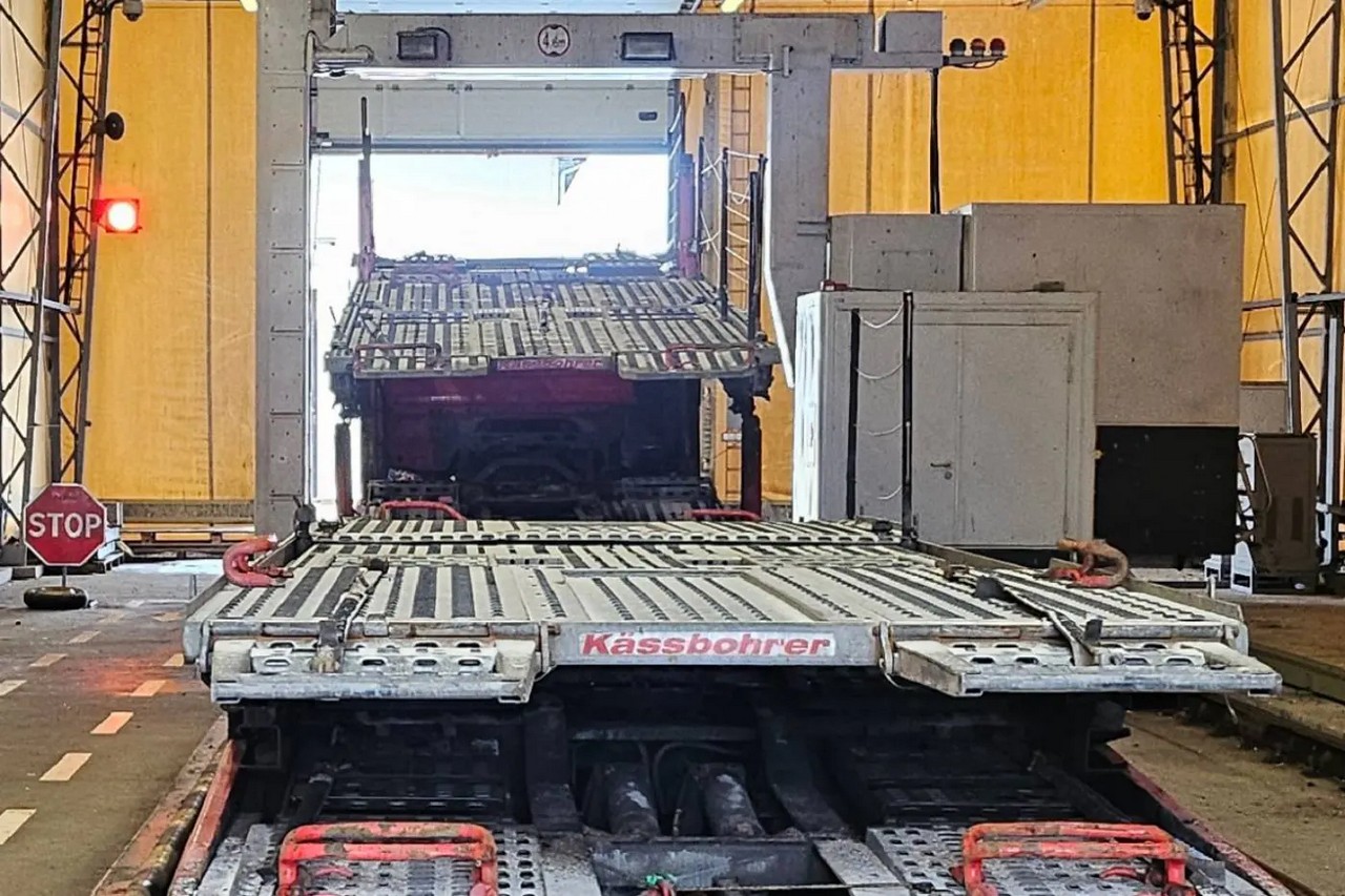 В автовозе из Беларуси везли контрабанду на 2300 евро