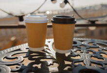 Алкоголики брали стаканчики: