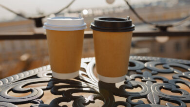 Алкоголики брали стаканчики: