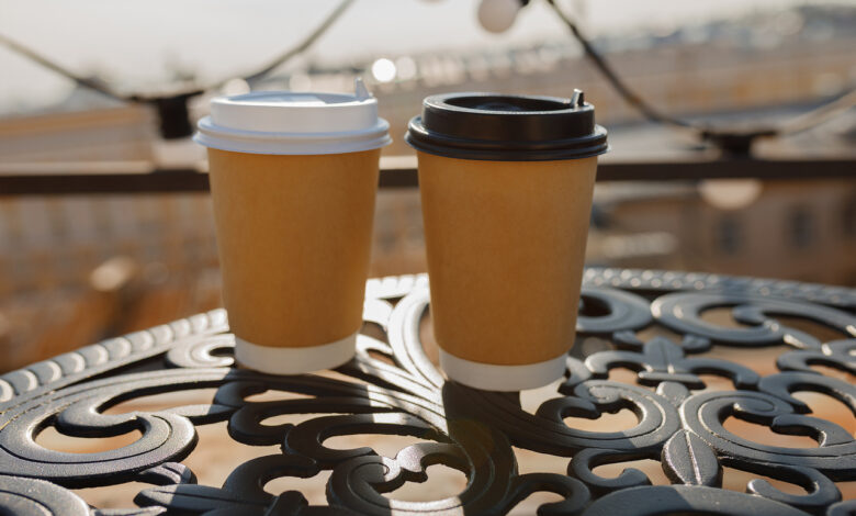 Алкоголики брали стаканчики: