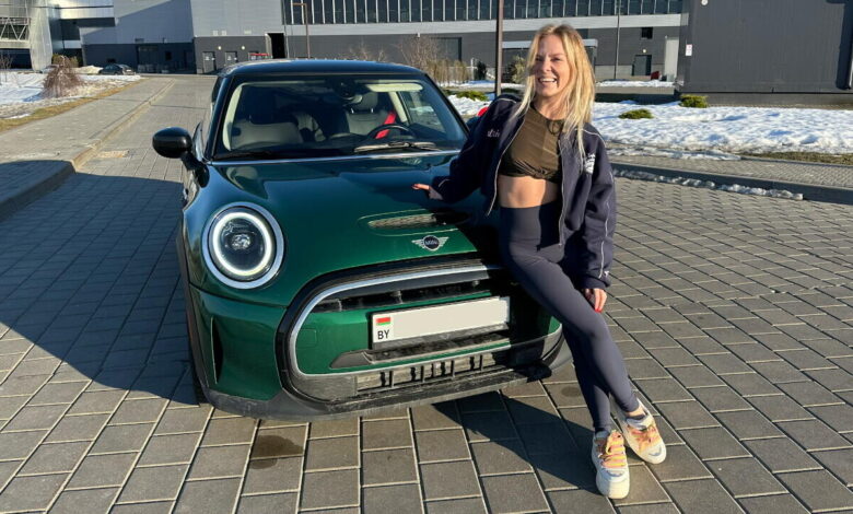 владелица MINI Cooper SE