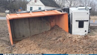 В Мостовском районе грузовик
