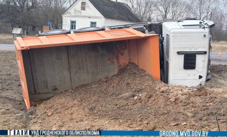 В Мостовском районе грузовик