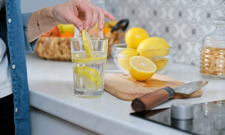 Вода с лимоном: полезна ли