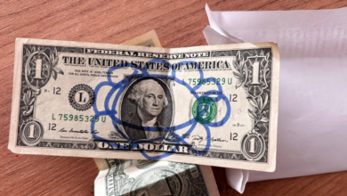 Дети разрисовали доллары: