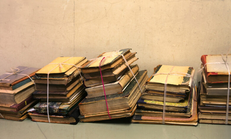 В одном из дворов в Гродно кто-то вынес на улицу сотни книг