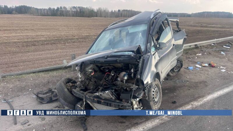 Фура смяла стоявшую на