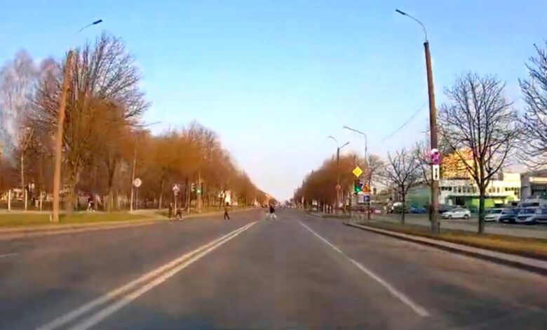 Массовый переход пешеходов на красный в Гродно