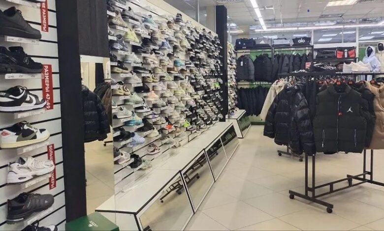 магазин закупал кроссовки