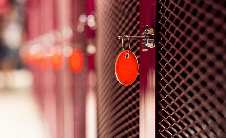 хозяйка заперла собаку