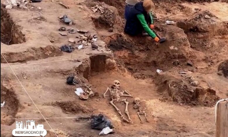 на древнем кладбище