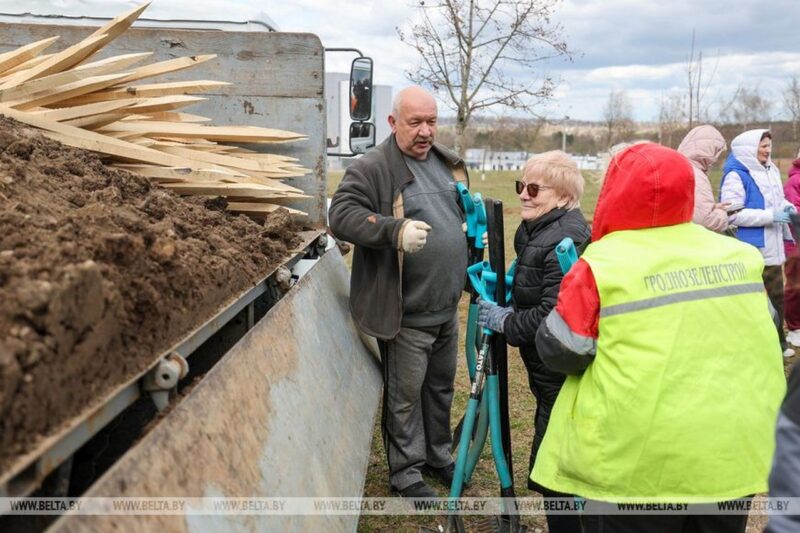 В Гродно общественники высадили