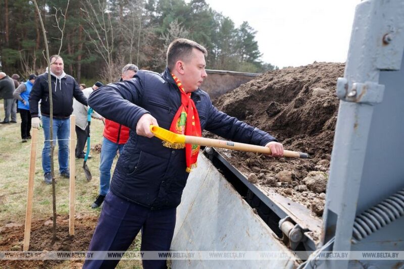 В Гродно общественники высадили