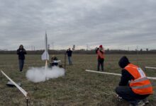 Десятки ракет запускают