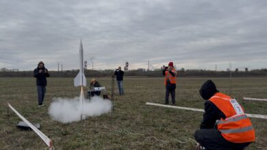 Десятки ракет запускают