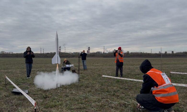 Десятки ракет запускают