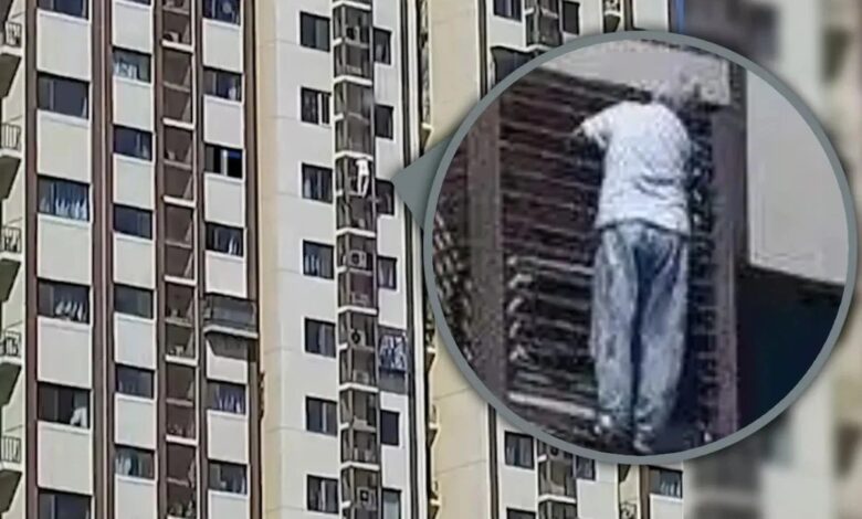 Пенсионерка выбралась из запертой