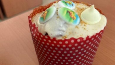 белорусы продают пасхальные угощения