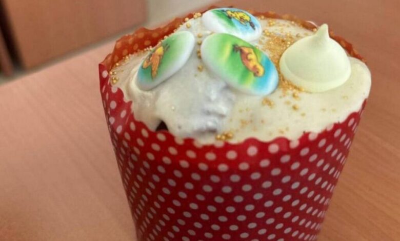 белорусы продают пасхальные угощения