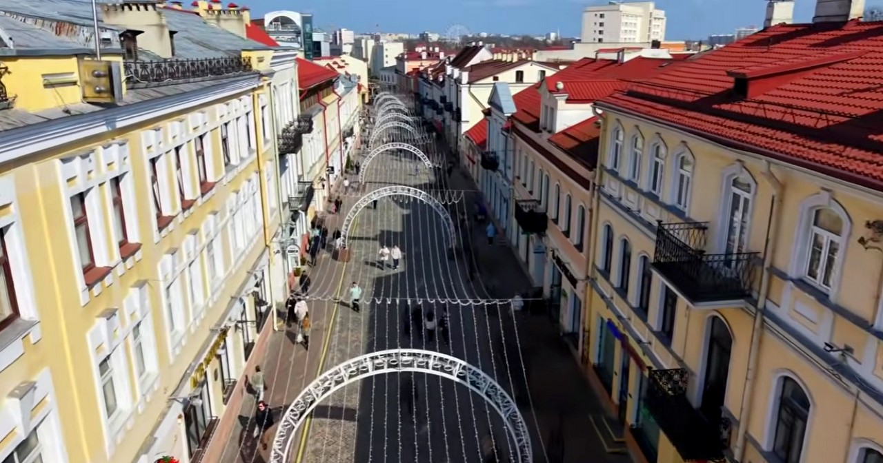 Появилось видео полета над крышами