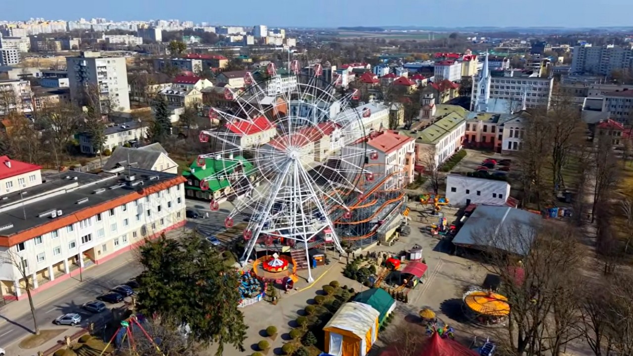 Появилось видео полета над крышами