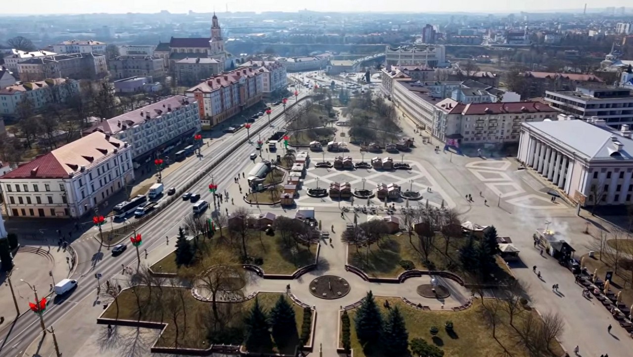 Появилось видео полета над крышами