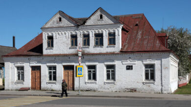 Атмосферное здание в