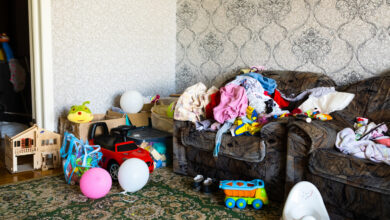 Мебель, много одежды, опилки и даже иконы: