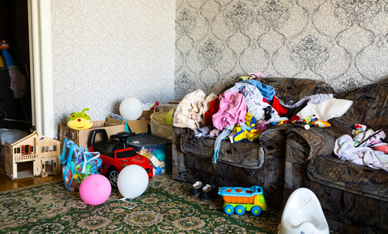 Мебель, много одежды, опилки и даже иконы: