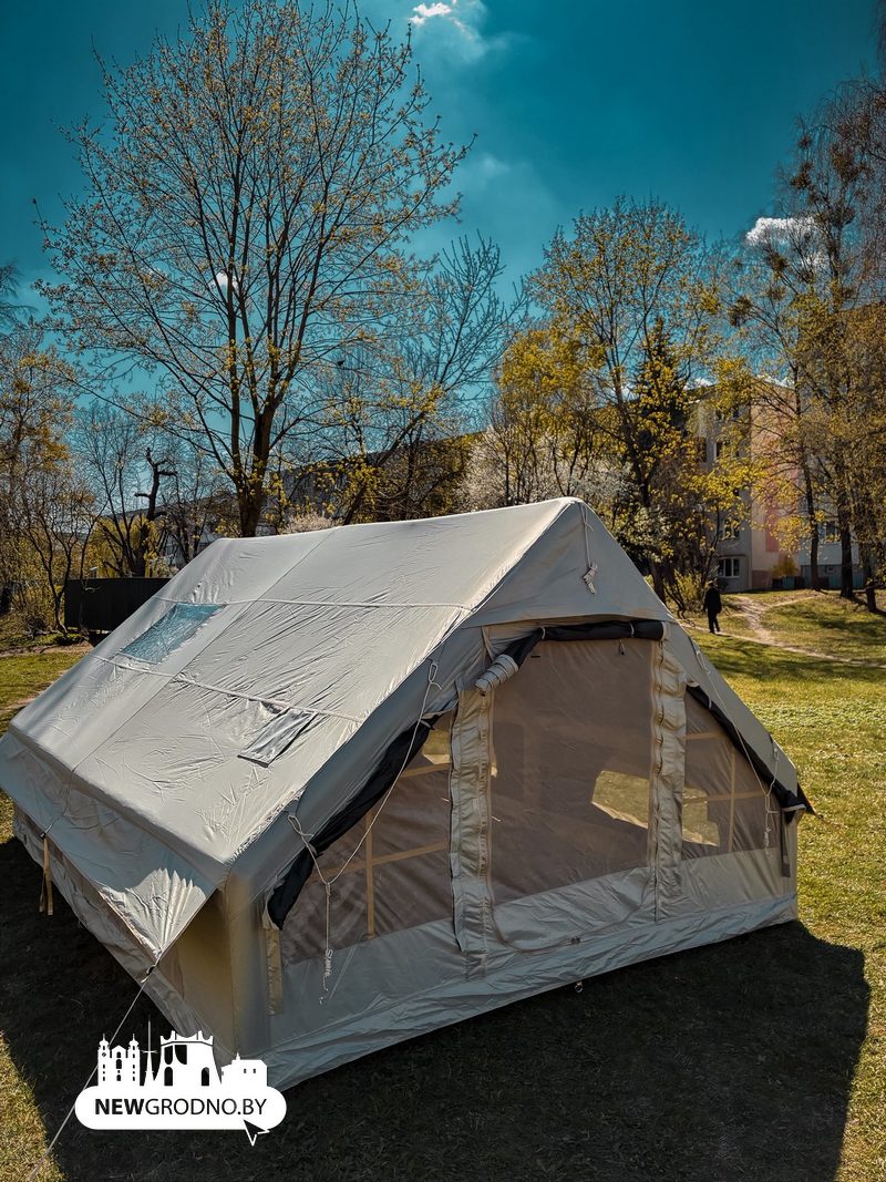 что за палатка стояла во дворе в Гродно 