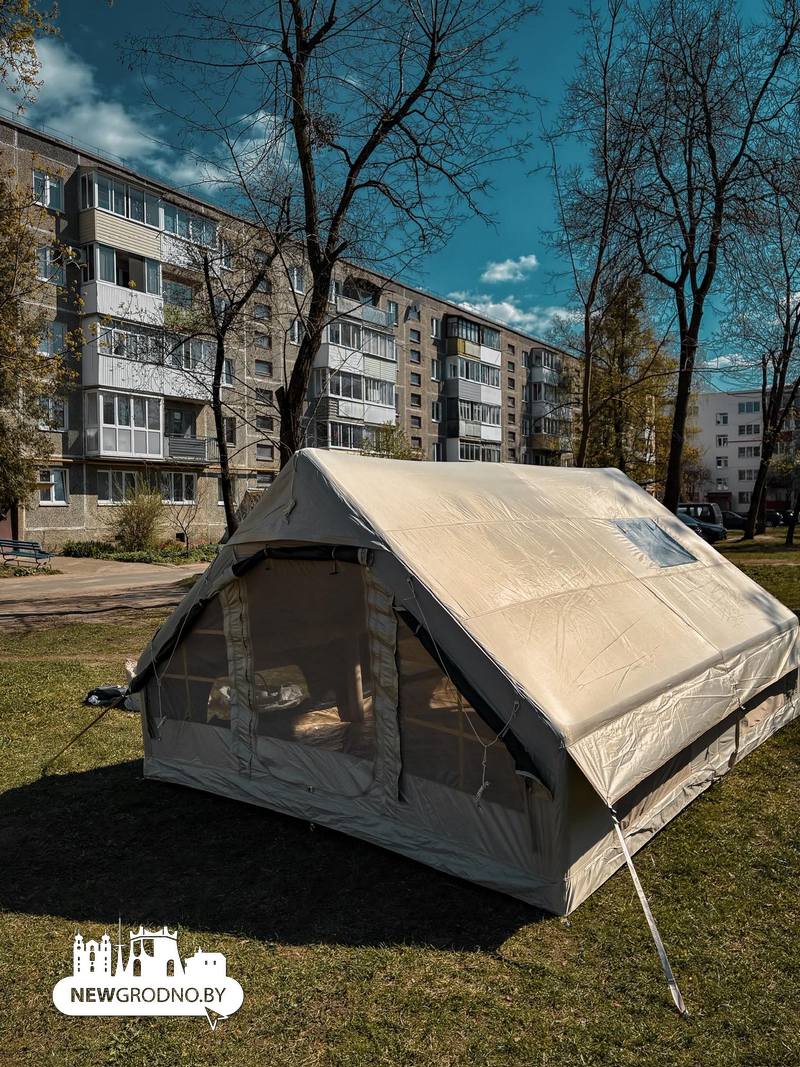 что за палатка стояла во дворе в Гродно 