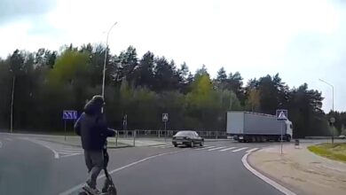 На видео в Гродно сняли очень странные маневры самоката