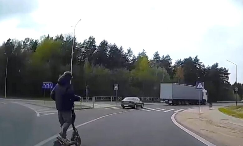 На видео в Гродно сняли очень странные маневры самоката