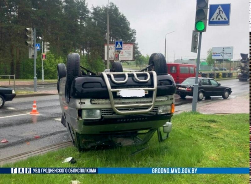В Гродно Volkswagen опрокинулся