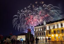 Тысячи людей собрались на праздничный салют