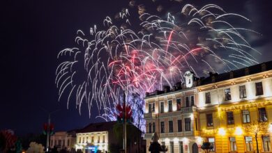 Тысячи людей собрались на праздничный салют
