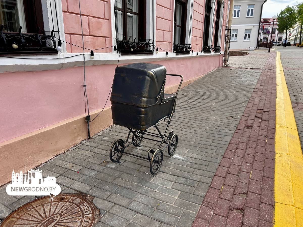 Узнали, куда делась коляска-памятник из центра Гродно
