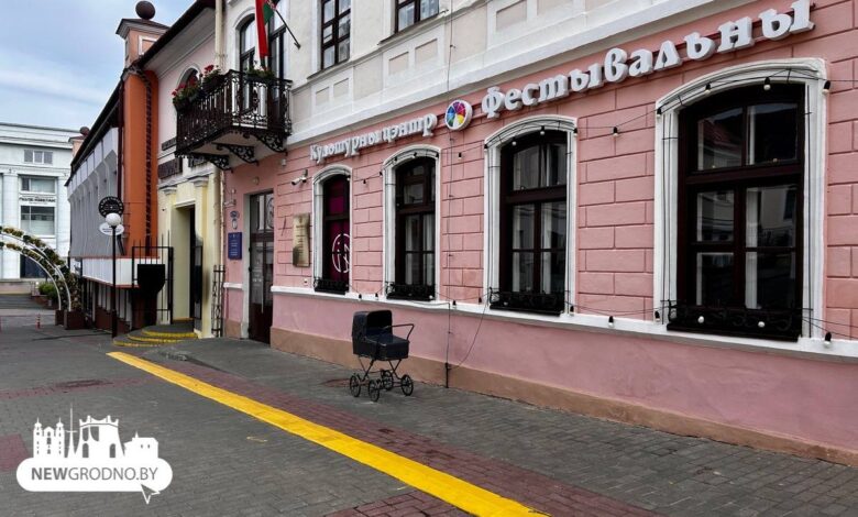 Узнали, куда делась коляска-памятник из центра Гродно