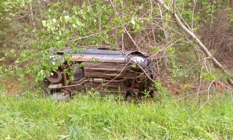 Под Лидой Peugeot съехал в кювет и лег на крышу: пожилая пассажирка в больнице