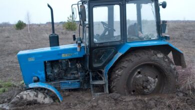 Горе угонщик чуть не утопил трактор в болоте под Ошмянами