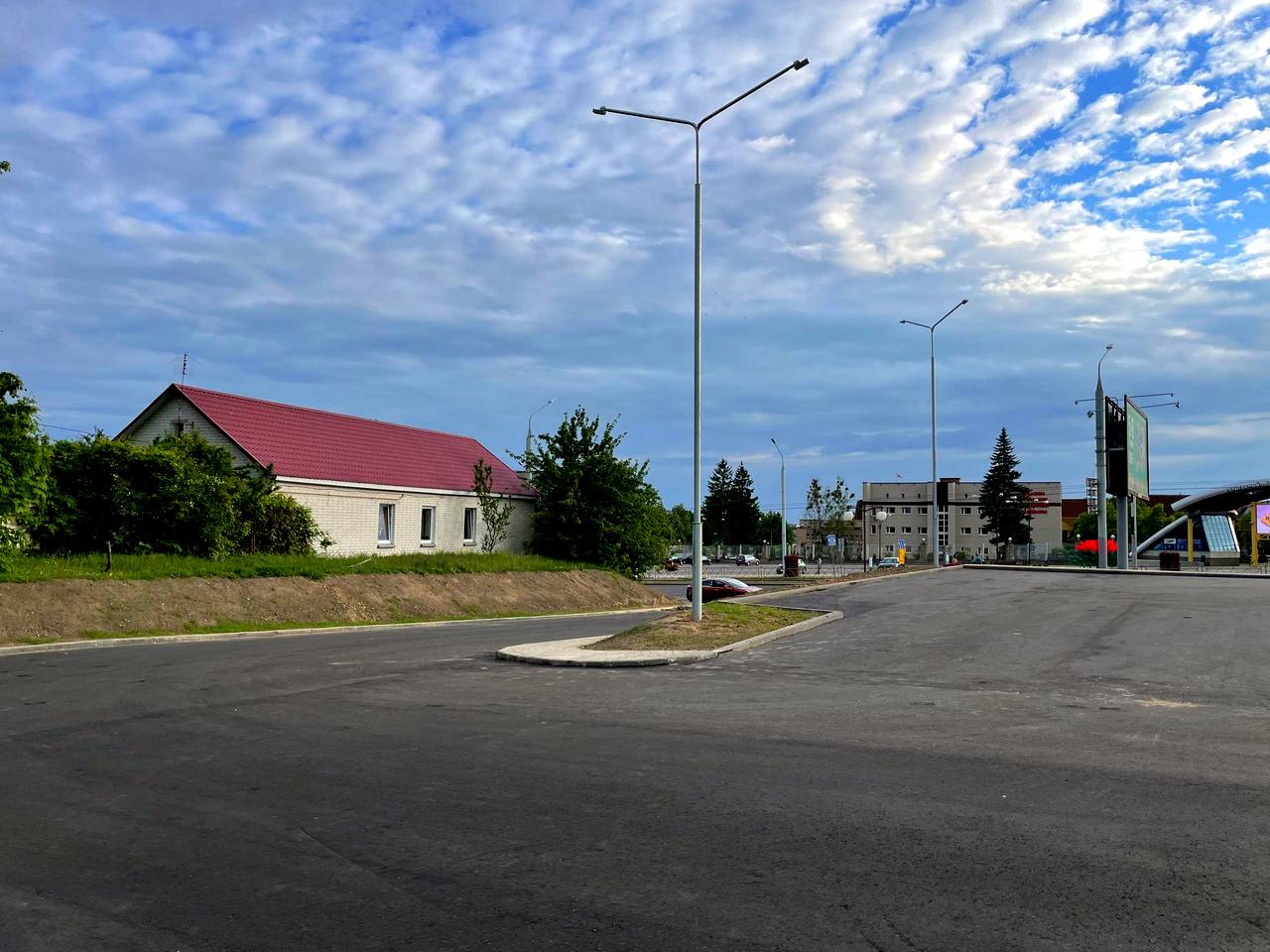 Возле поликлиники УВД готовится к открытию парковка