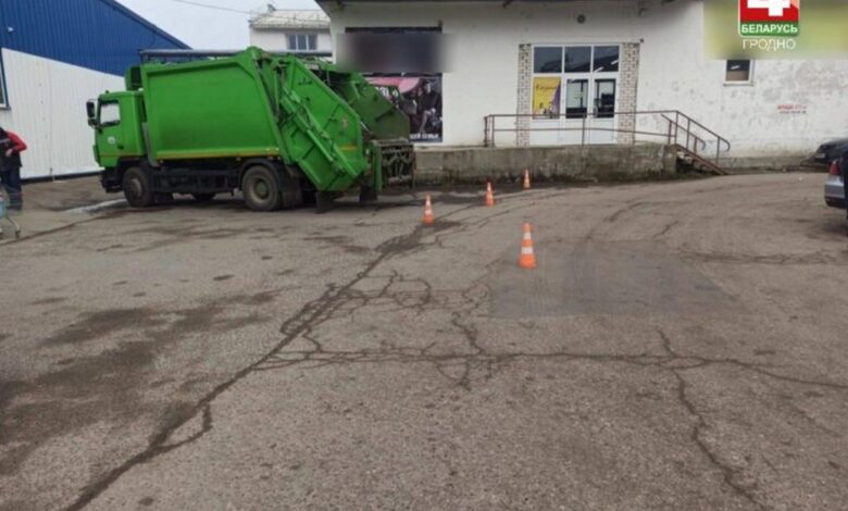 В Гродно мусоровоз сбил пенсионерку на стоянке